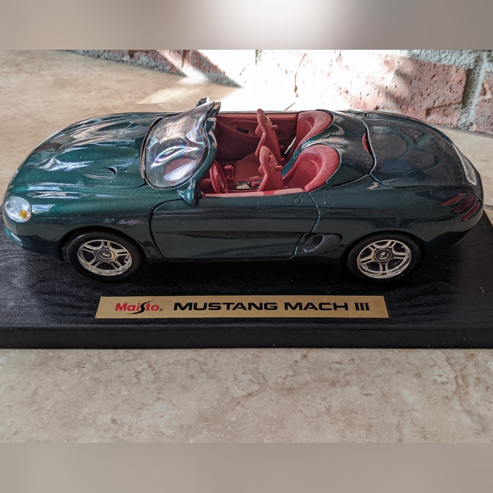 1993 mustang Mach III - Maisto 1:18 concept collectible car